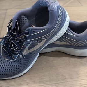 Brooks women’s Athletic Shoes in Navy and Gray